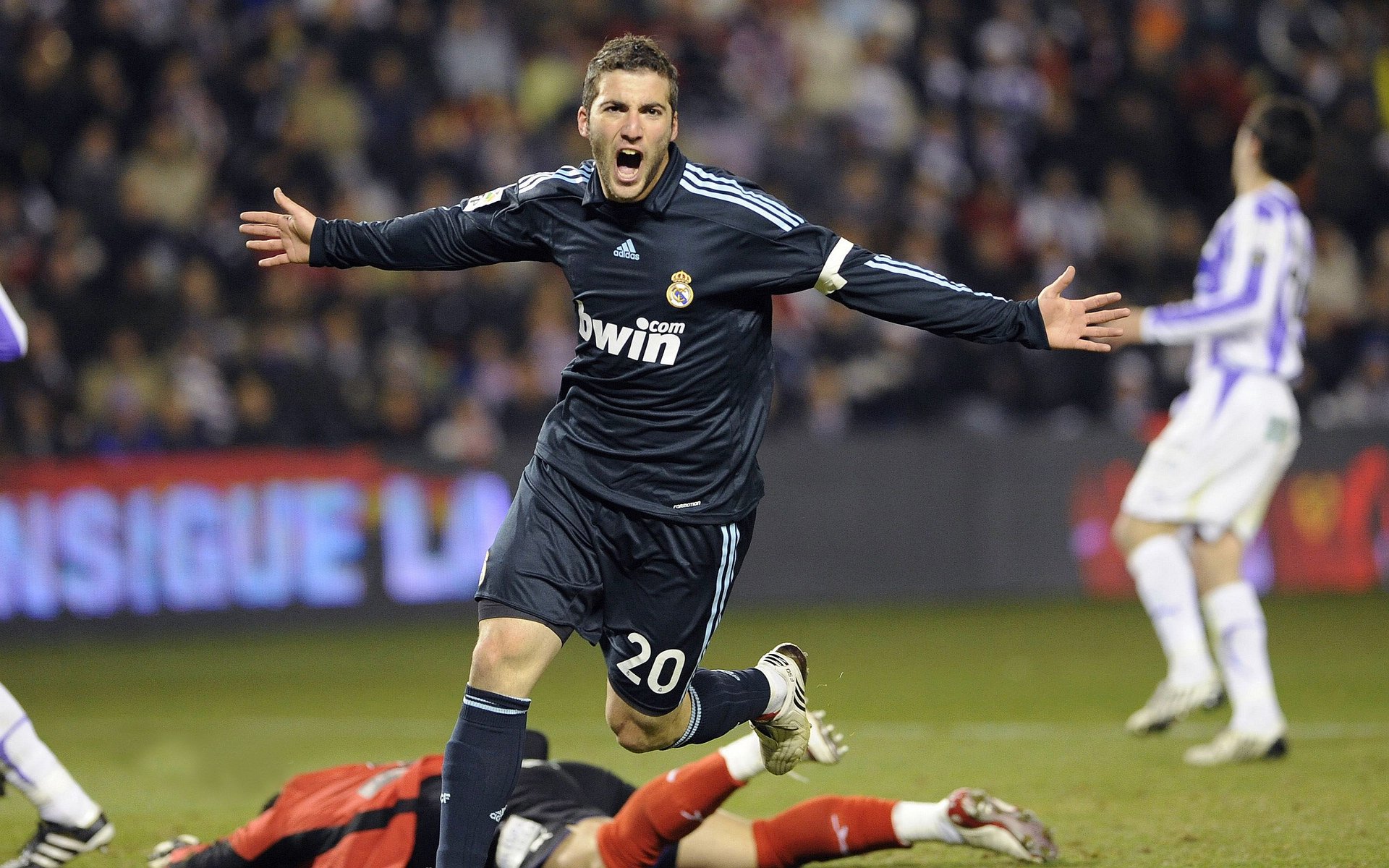 女子足球队主教练接受专访分享执教理念，国家女子足球队主教练